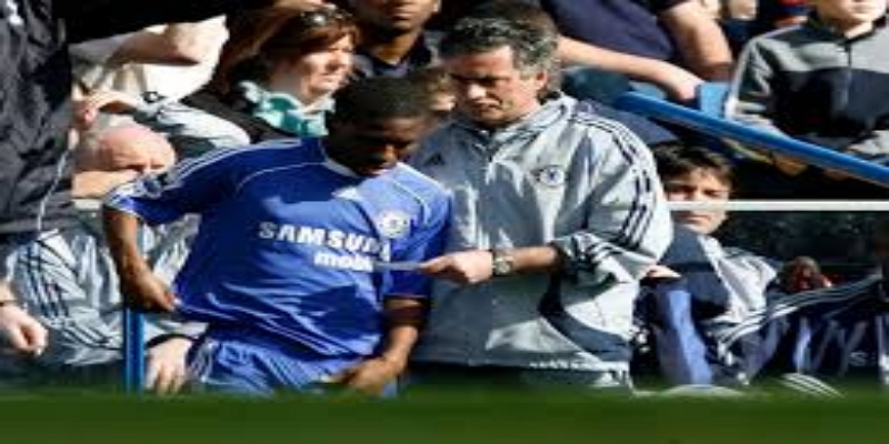 穆里尼奥被解雇：从英雄到“弃子”-爱体育